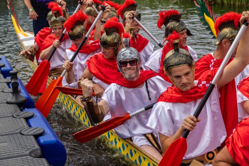 Team in een drakenboot tijdens de race